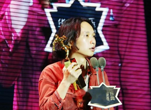 不接受采访,不参加综艺,出道20年只发行5张专辑,却成了大神?