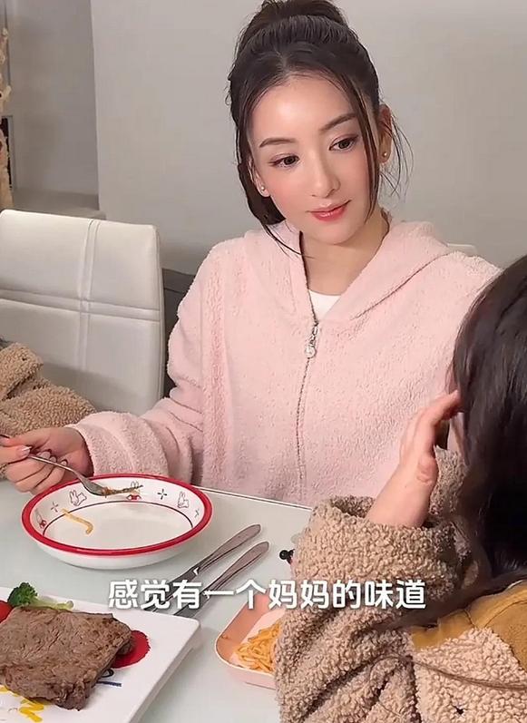 方媛低调逛超市，7岁大女儿贴心帮忙提袋，母女俩像极了姐妹！