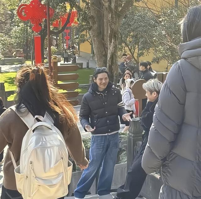 向佐过分了，从灵隐寺回来在上海街头男扮女装被保安驱赶有伤风化