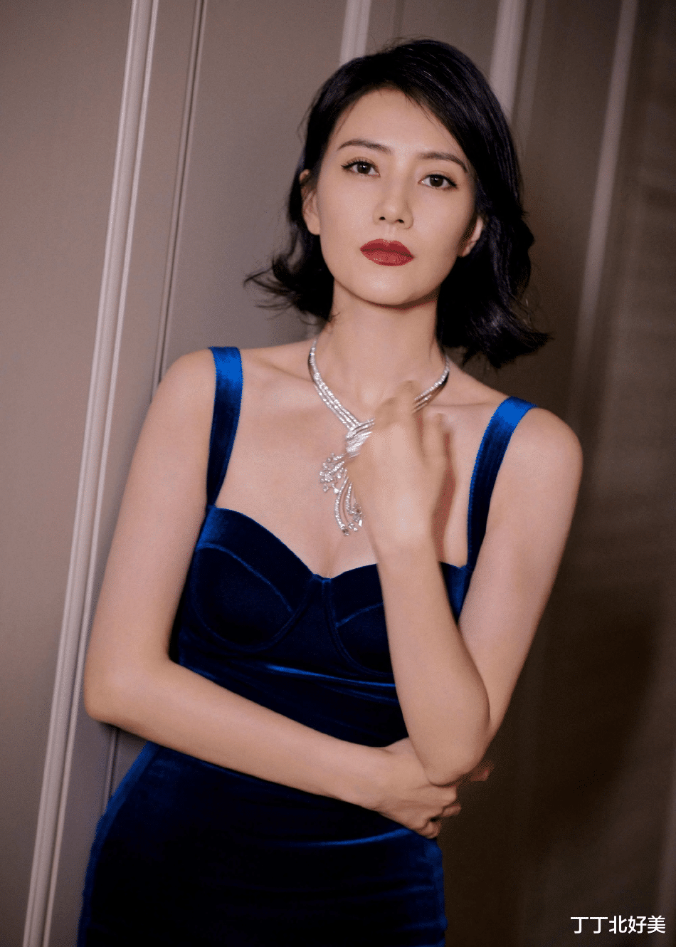 高圆圆大胆穿丝绒吊带裙，搭配微卷短发高级又惊艳，气场愈发强大