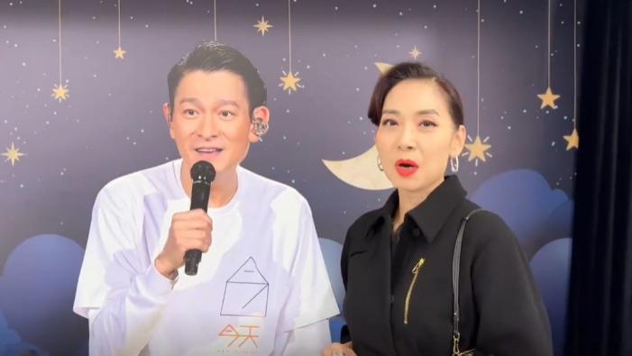 61岁邝美云看华仔演唱会，穿风衣扎丸子头超惊艳，状态不输王菲