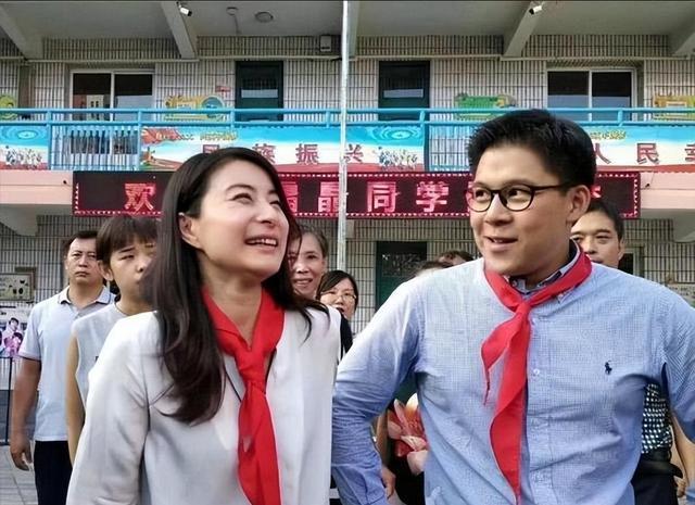 郭晶晶3名子女发展:长子像霍英东从商,二女儿学法律小女儿做外交!