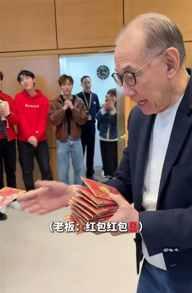 英皇开工，霍汶希带领众星给老板拜年，杨受成给明星们发镶金红包