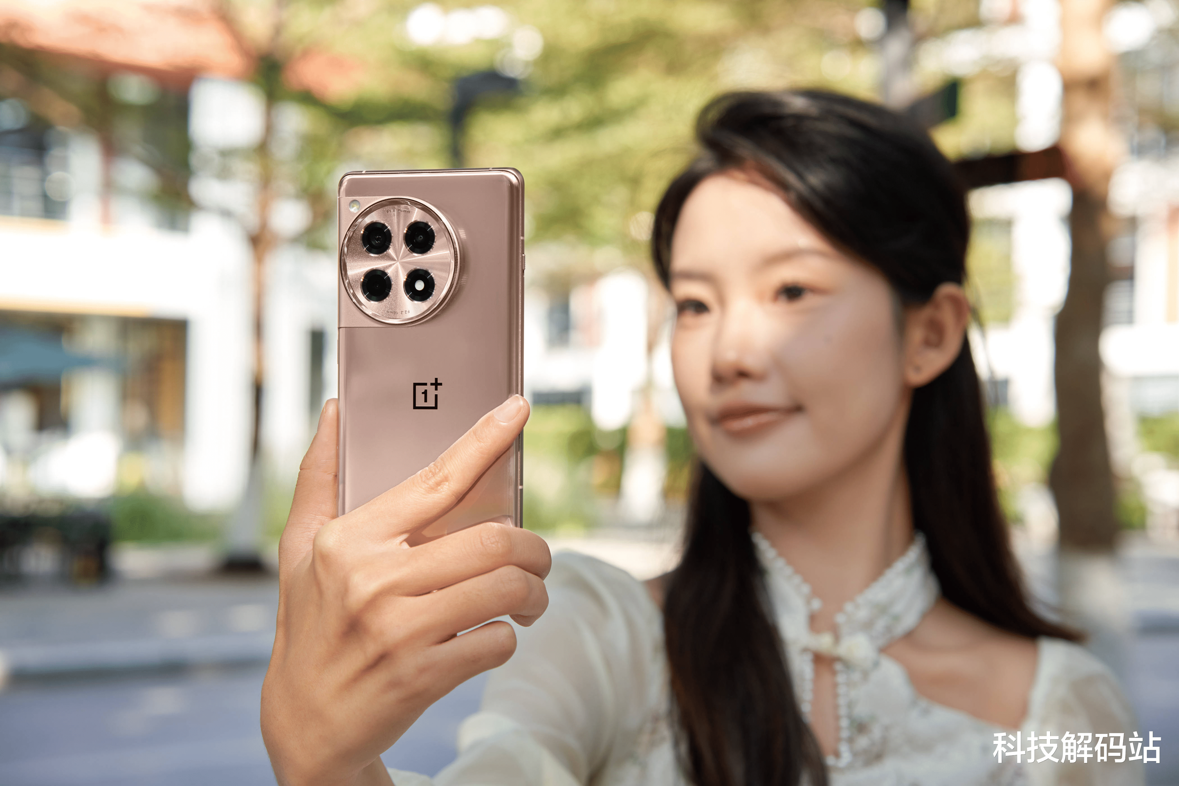 一加Ace5外观曝光,直接照抄苹果16,左上角竖排Deco设计