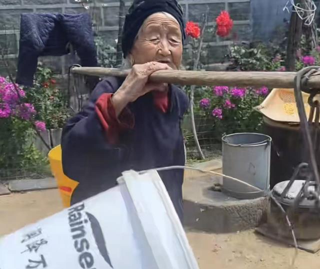 102岁网红小脚奶奶去世，生前健步如飞自称18少女，知情人曝原因