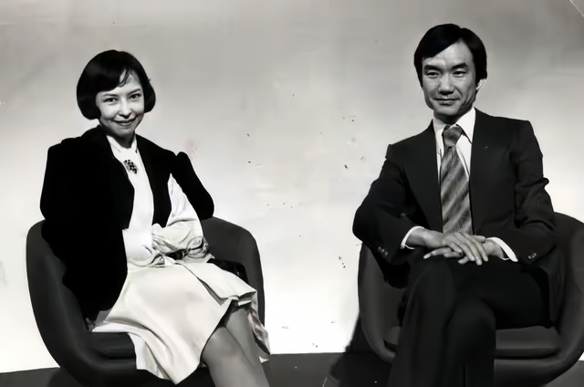 突传噩耗!香港知名主持人被曝离世,移民加拿大深居简出多年