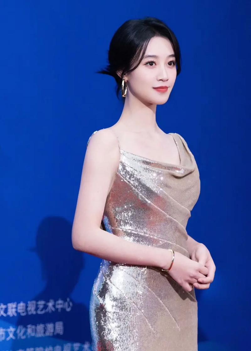 蓝盈莹坐飞机偶遇杨迪！两个人真不是约会，坐飞机也能撞星引热议