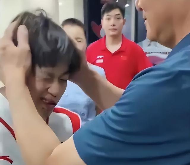 被拉去合影，领导摸头，全红婵表情抗拒，自嘲头发油的可以炒菜