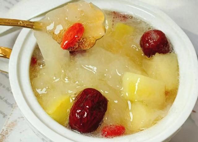 老得慢的女人，都爱吃这6种食物，皮肤白皙似桃花，60岁也不显老