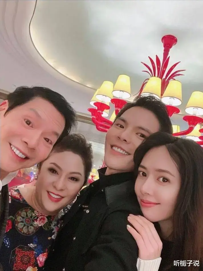 向佐全家现身法国滑雪!合照郭碧婷与儿子站C位,向太为儿媳加油