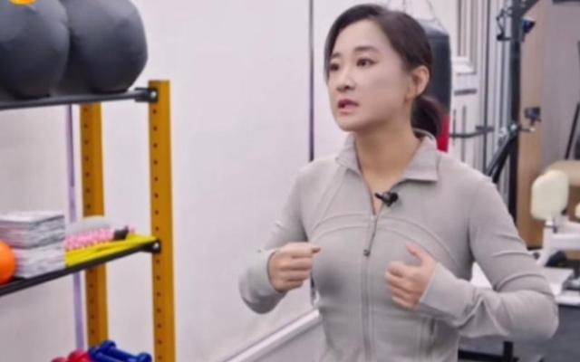 这一次,41岁贾玲和53岁鲁豫同框,让世人看到运动瘦和饿瘦的差距