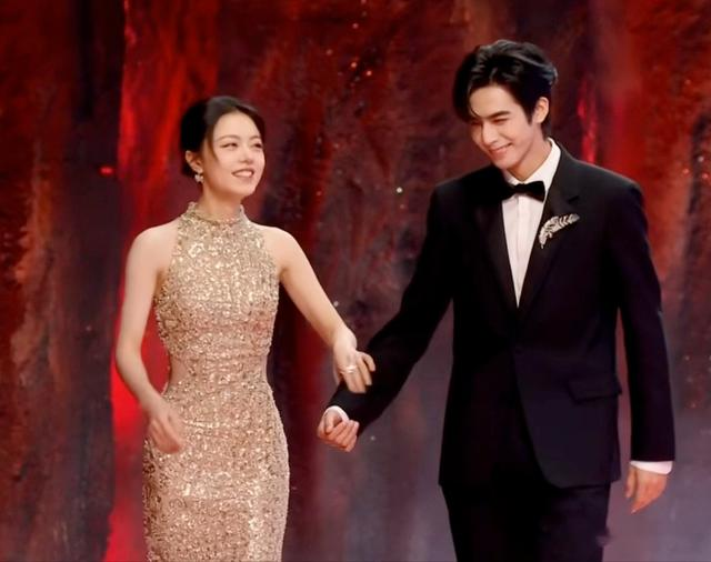 这一夜，虞书欣甜美，孟子义明艳，都不如压轴的赵丽颖，女王归来