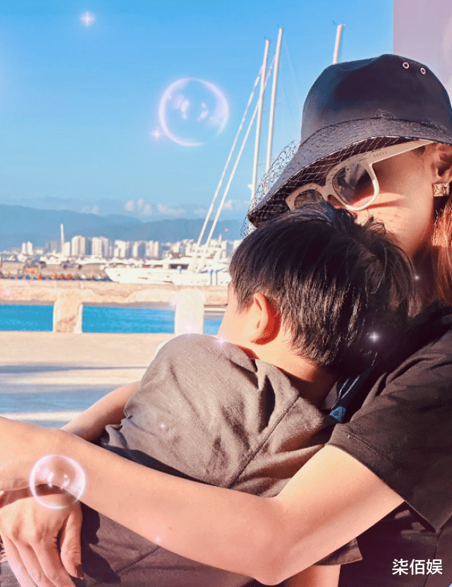 袁弘生日获甜蜜夹吻,对比妻儿全家他最邋遢,网友:求你打扮一下