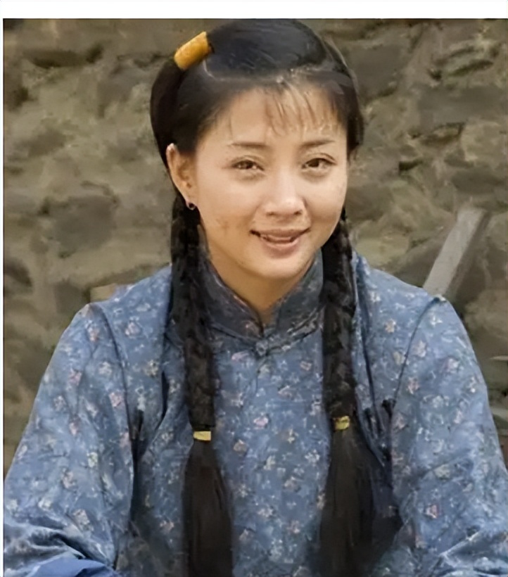 一身赘肉，满脸褶子，却要演双马尾的少女，网友：真不害臊吗？