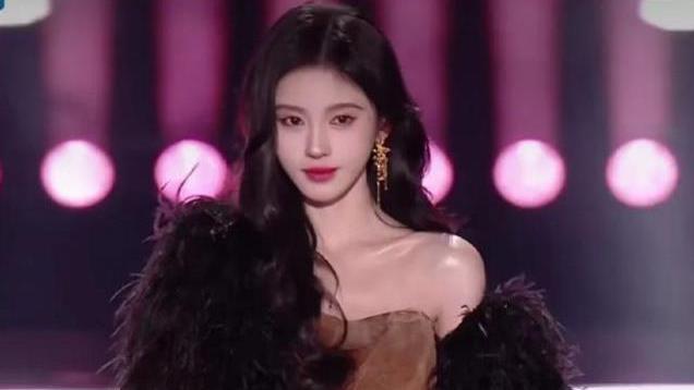 跨年晚会无滤镜颜值对比！杨幂装嫩，关晓彤发福，戚薇用力过猛