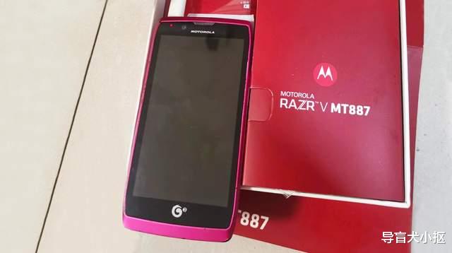 外形薄如刀锋，这台老款摩托罗拉智能机，少有的一代颜值先锋