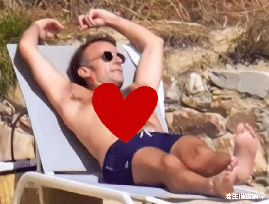 马克龙有多爱大24岁布丽吉特?在游艇上摸着她的脚踝,深情注视她