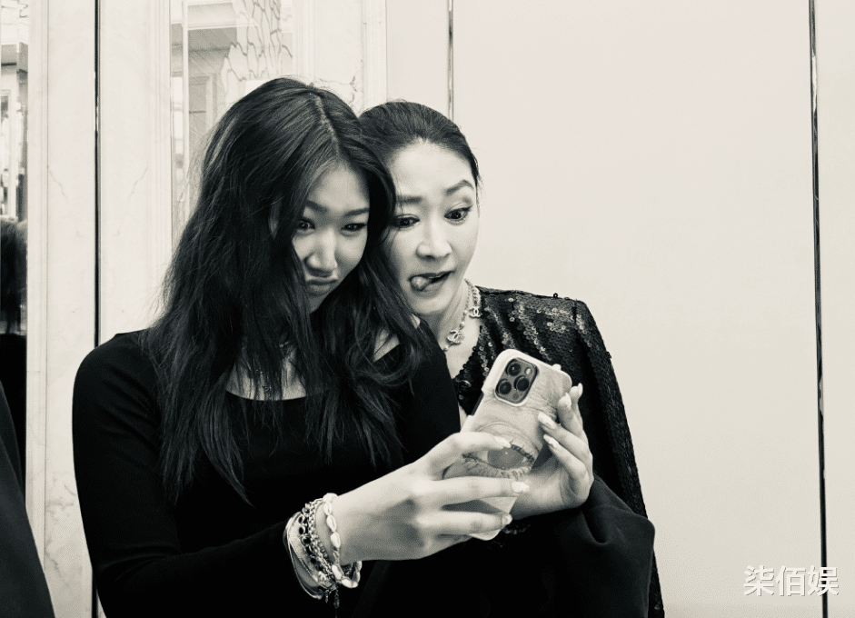 梁静晒一家四口合照，母女共用一张脸，儿子身高近一米八更像管虎