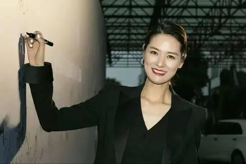 美过李嘉欣,成为娱乐圈的“宠儿”,却为何选择在巅峰时退圈?