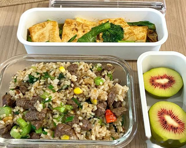 浙江女子带饭上班，同事议论不已，老板坦言：再带饭就别干了