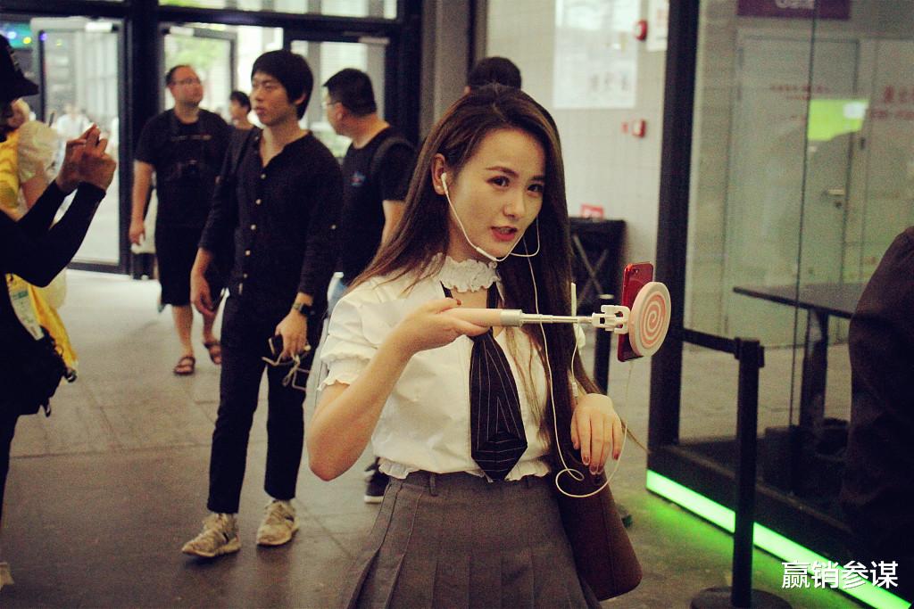 从电商运营到直播新星：一位23岁青年的职业转型挑战与机遇