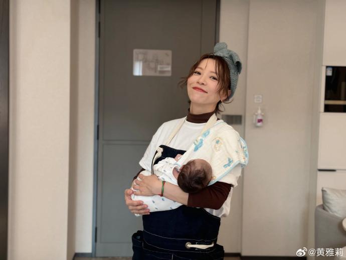 黄雅莉晒全家福为儿庆满月礼,产后瘦身有成,王皓弹吉他扮酷助兴