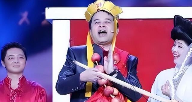 多位前央视大咖现身婚宴，黄宏毕福剑差别巨大，宴请人身份不简单