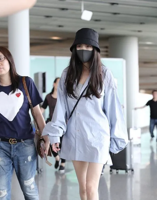 38岁杨幂机场路透火了，穿连体短裤大秀绝美漫画腿