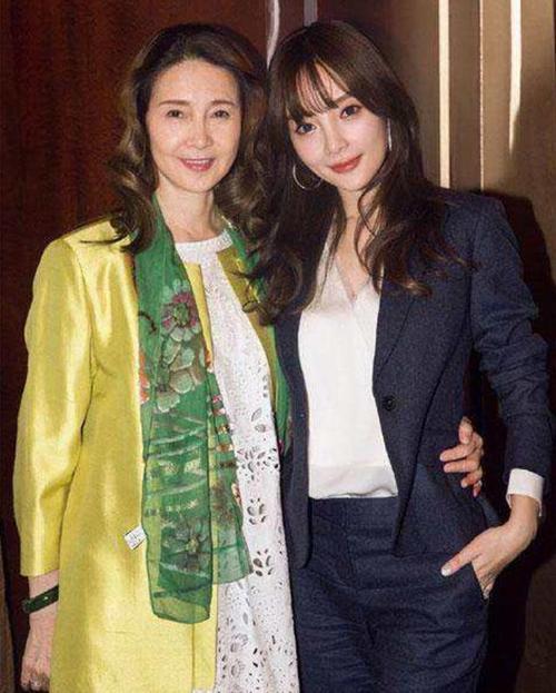 李小璐母亲张伟欣：将女儿李小璐嫁给贾乃亮，是我至今后悔的决定