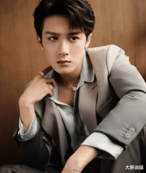 人红的底气！檀健次带价值一亿戒指，出席活动帅翻全场