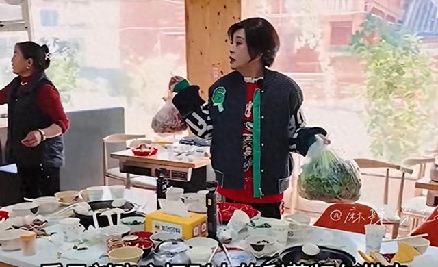 直到看见刘晓庆打包剩菜，才明白向太为什么说她大智若愚！