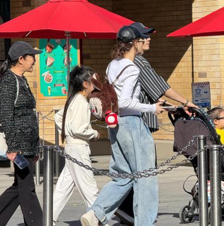 戚薇一家人美国度假,2岁二胎儿子首曝光,模样比姐姐还像妈妈!