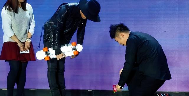 快乐家族解散2年后：何炅扯开了内娱“破口子”，37岁杜海涛栽了