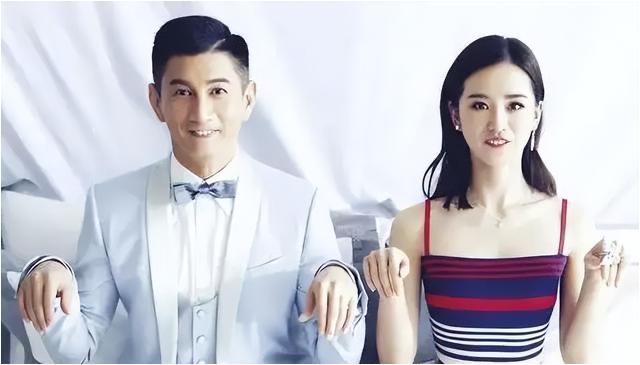 刘诗诗吴奇隆一家逛商场,5 岁步步与妈牵手好温馨