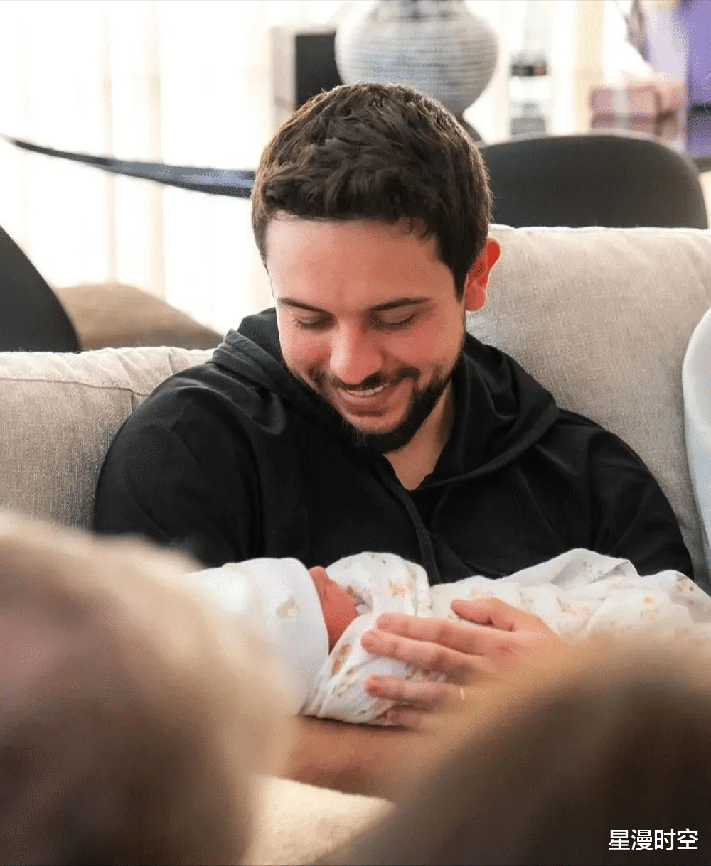 约旦小公主正脸照来了,遗传妈妈美貌!和王储爸爸穿亲子装好温馨