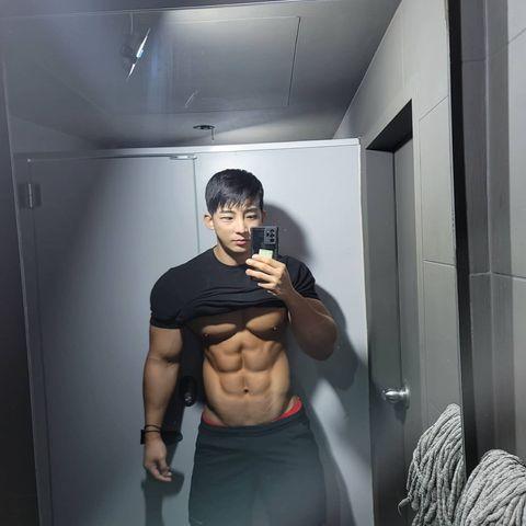 25岁肌肉小鲜肉，粗臂+腹肌，戴上眼镜谁也不爱