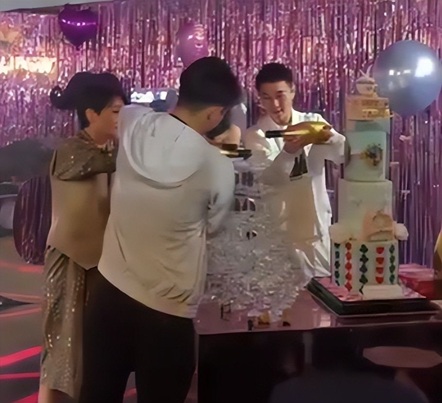 四太为何超欣办生日宴,何猷君当护花使者,比求婚奚梦瑶还隆重