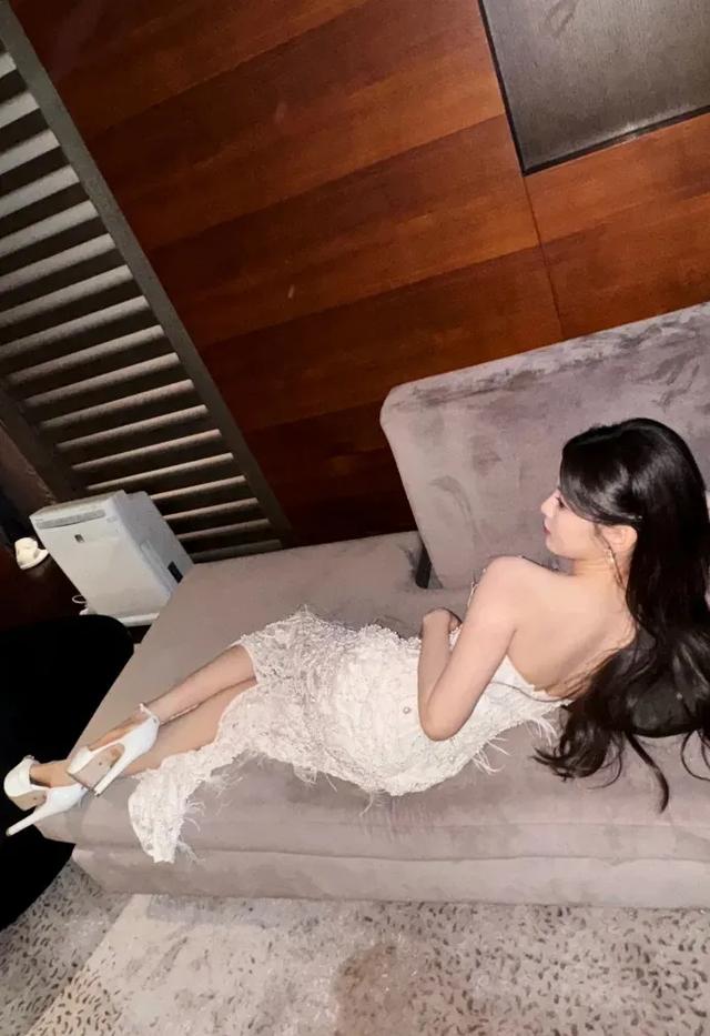 杨超越新娘装,又纯又欲,好像白色美人鱼,谁都想娶的完美女孩!