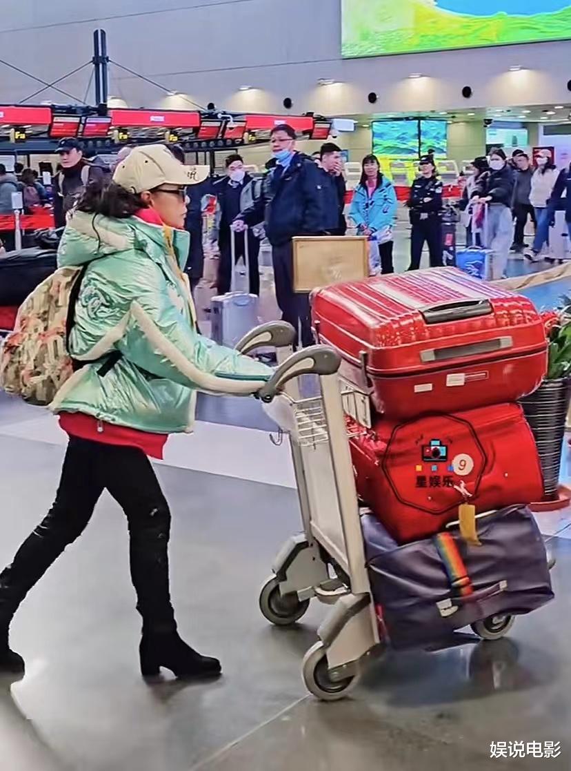 《一路繁花》路透,年龄最大的刘晓庆精气神最好,健步如飞