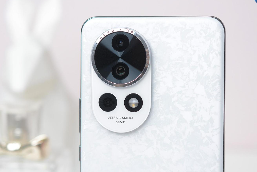 华为终于妥协，麒麟芯+卫星通信+256GB突降1050元，鸿蒙OS+100W