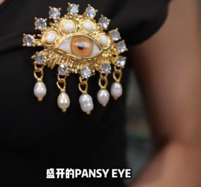 章泽天戴胸针出席清华校友艺术展,全程都在讲英文,疑似入光明会