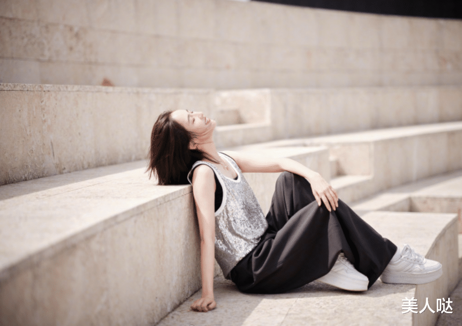 40岁佟丽娅换发型美到换了个人，lob头配背心+阔腿裤，时髦高级太洋气