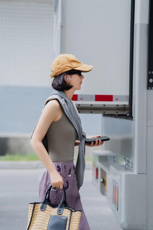 赵丽颖近照曝光,短发造型干练帅气,身材纤瘦高挑真的好美