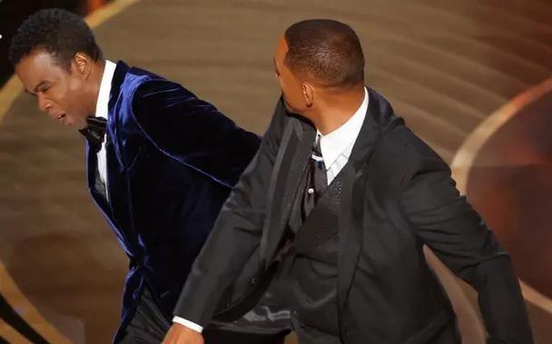 据外媒报道!威尔史密斯亲手把4岁儿子贾登献大佬当玩物!太颠了