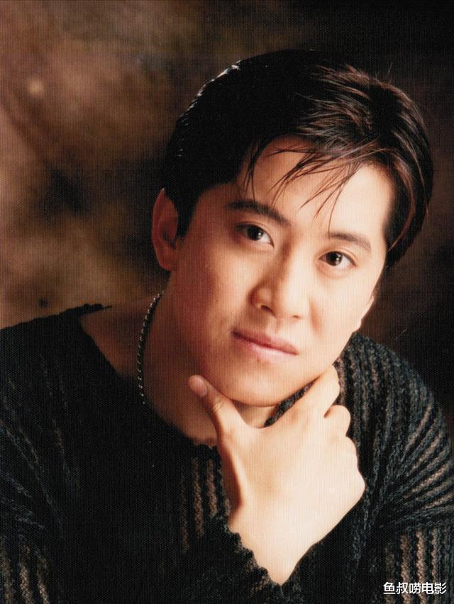 8登春晚情歌王，今成囚徒被富婆搂抱，54岁卖唱泪满裳！