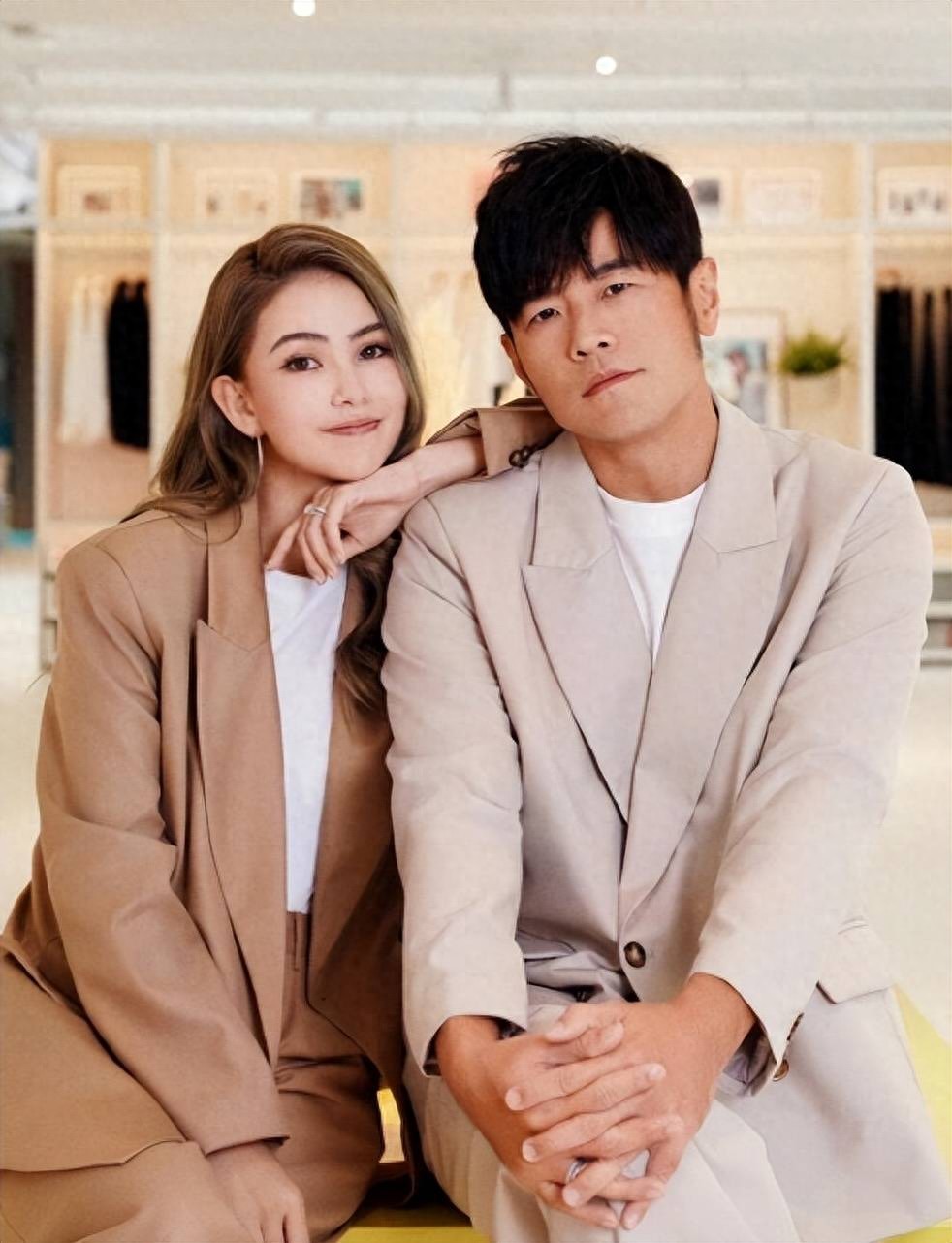 昆凌首晒三孩子正脸照,儿女颜值出众随爸妈且姐弟开心合影