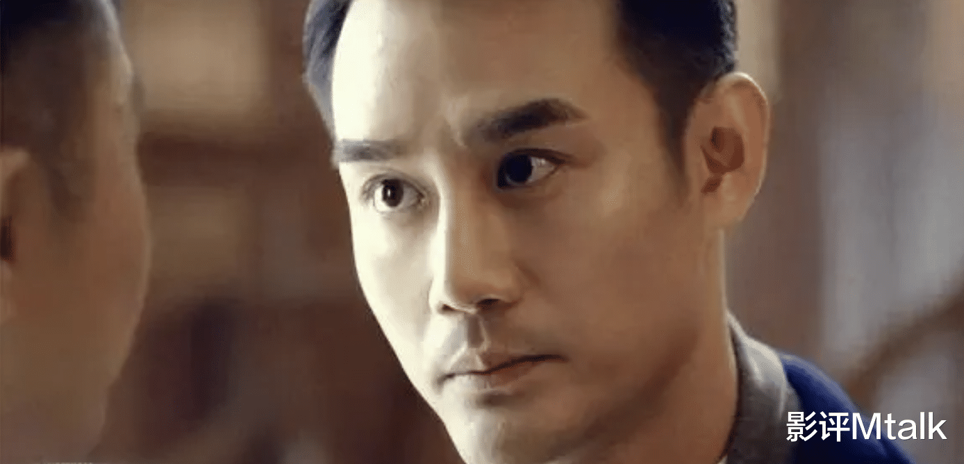 一手捧红靳东和王凯,自己却还演配角,王凯领奖台竟下跪感恩