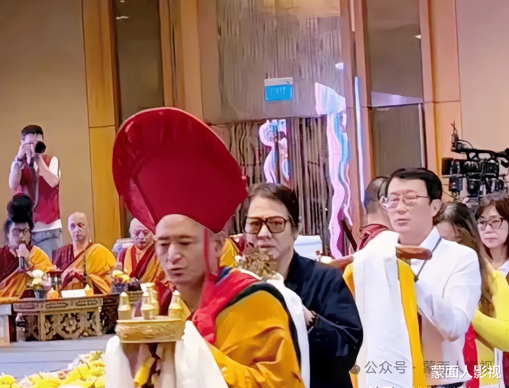 61岁李连杰现身新加坡法会,面容异样脸色暗沉,多年修行仍未见成效