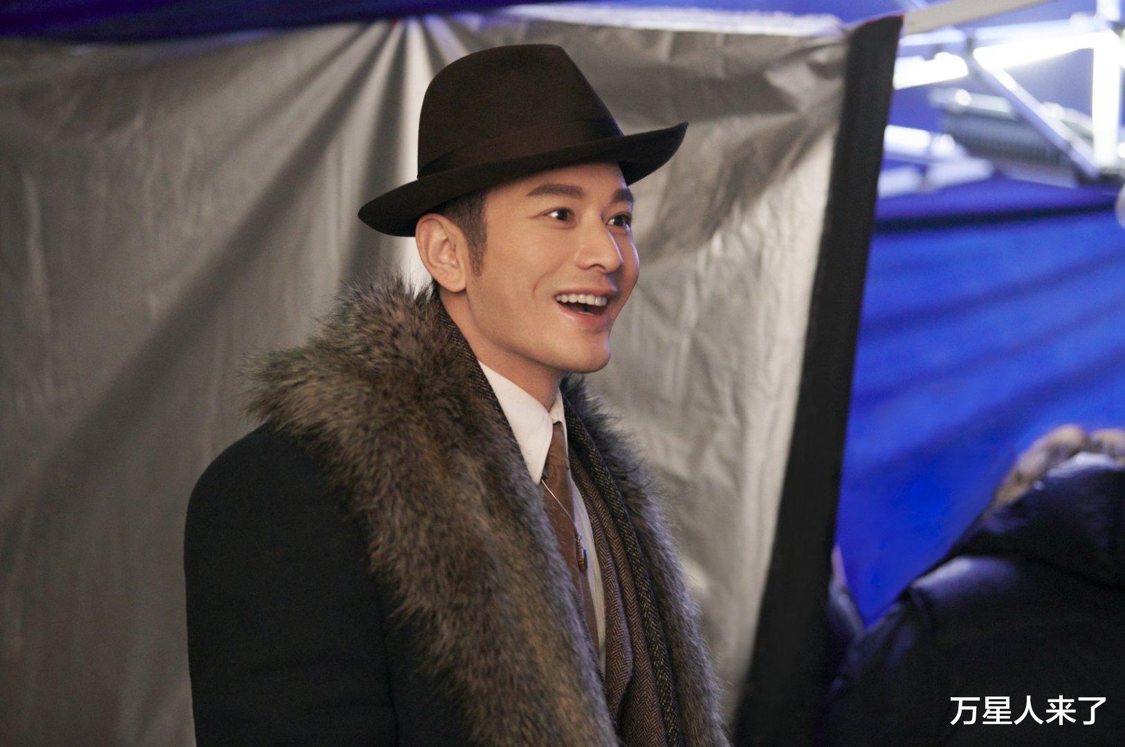 黄晓明中秋晒青岛美食,生活惬意引关注,与儿团聚成谜团