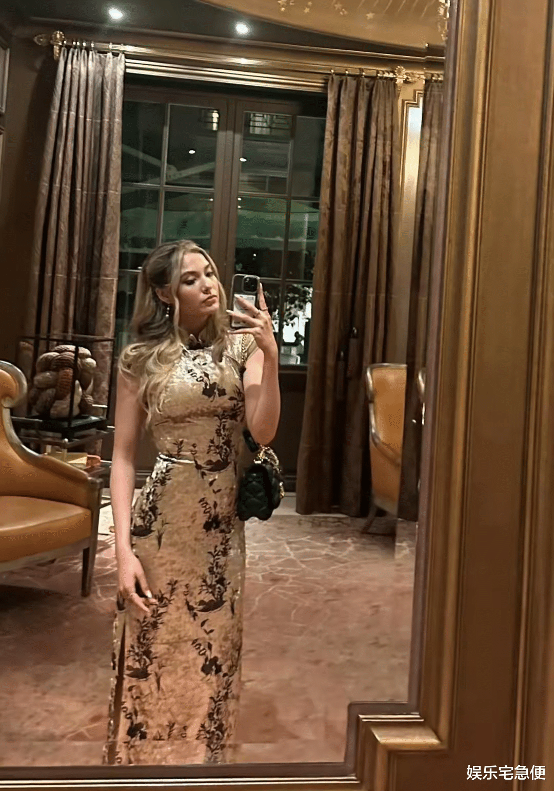 贾玲和谷爱凌同台出席活动,跟奥委会主席巴赫秀肌肉,她没有复胖